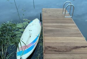 drijvende steiger met sup in het water