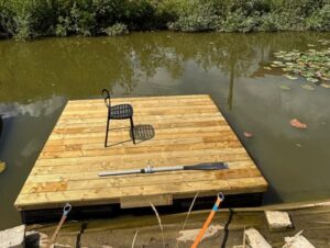 drijvend terras in het water met stoel