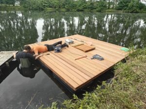drijvend terras met hardhout