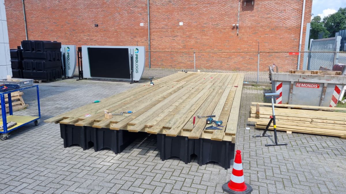 houten dek met drijvers voor project houten dek met drijvers voor project