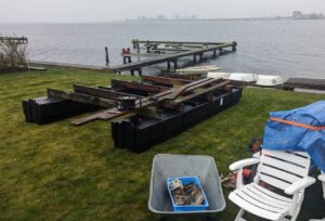 ponton drijvers uitgelegd op de kade