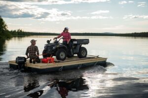 pontonboot met quad op het water