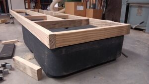 kleine steiger met raamwerk