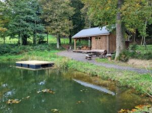 drijvend terras aan huisje