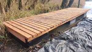 Drijvende steiger met douglas hout