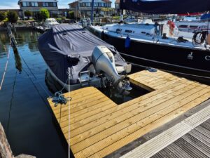 U steiger voor boot in haven