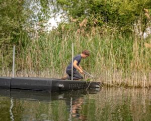 werkvlot op het water Riet knippen