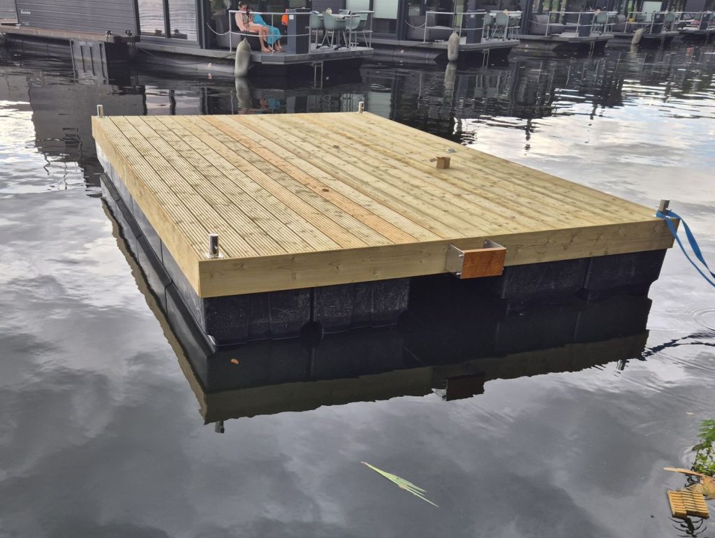 drijvend vlot op het water