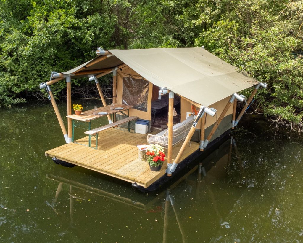 drijvende safaritent van boven