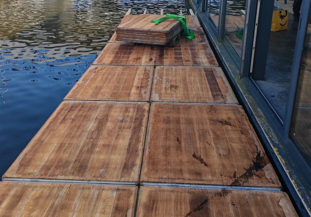 drijvende vlonder op het water