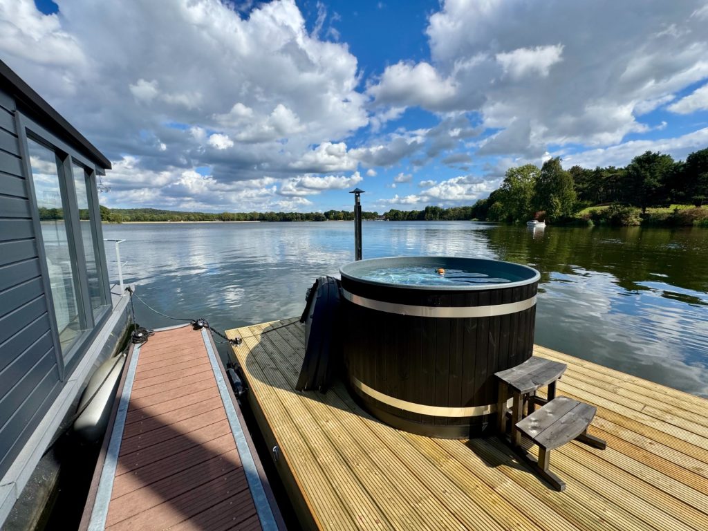 hottub op drijvende steiger
