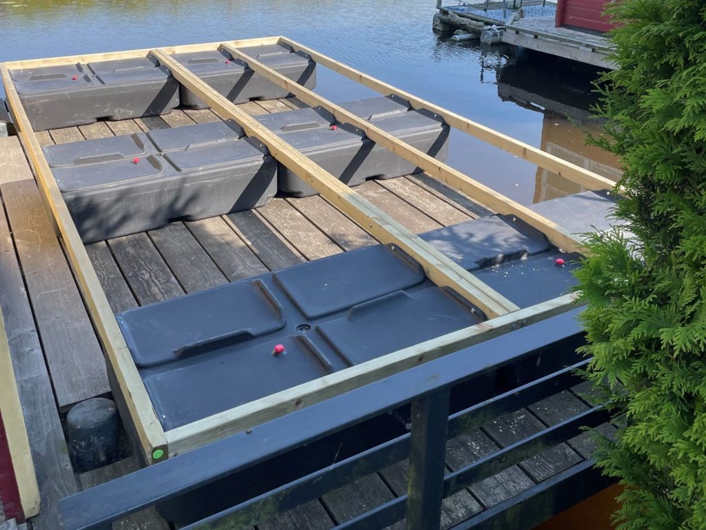 materialen steiger langs het water