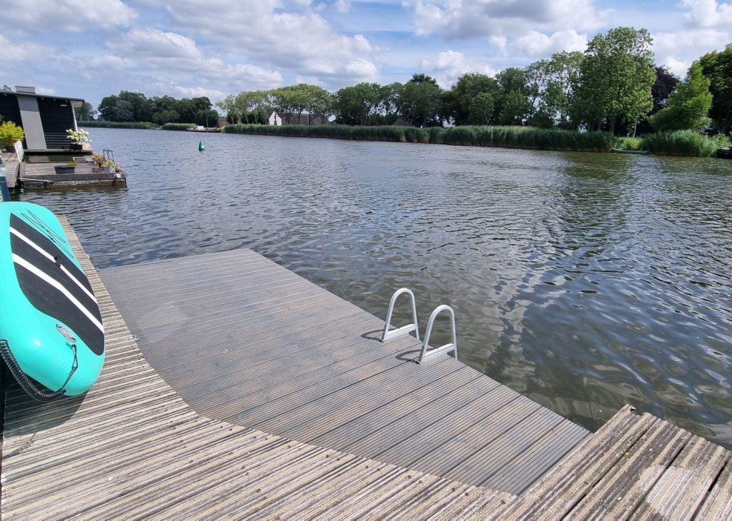 zwemsteiger aan woonboot