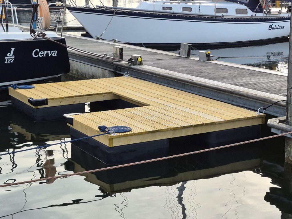 U steiger met steigerdrijvers It Floats