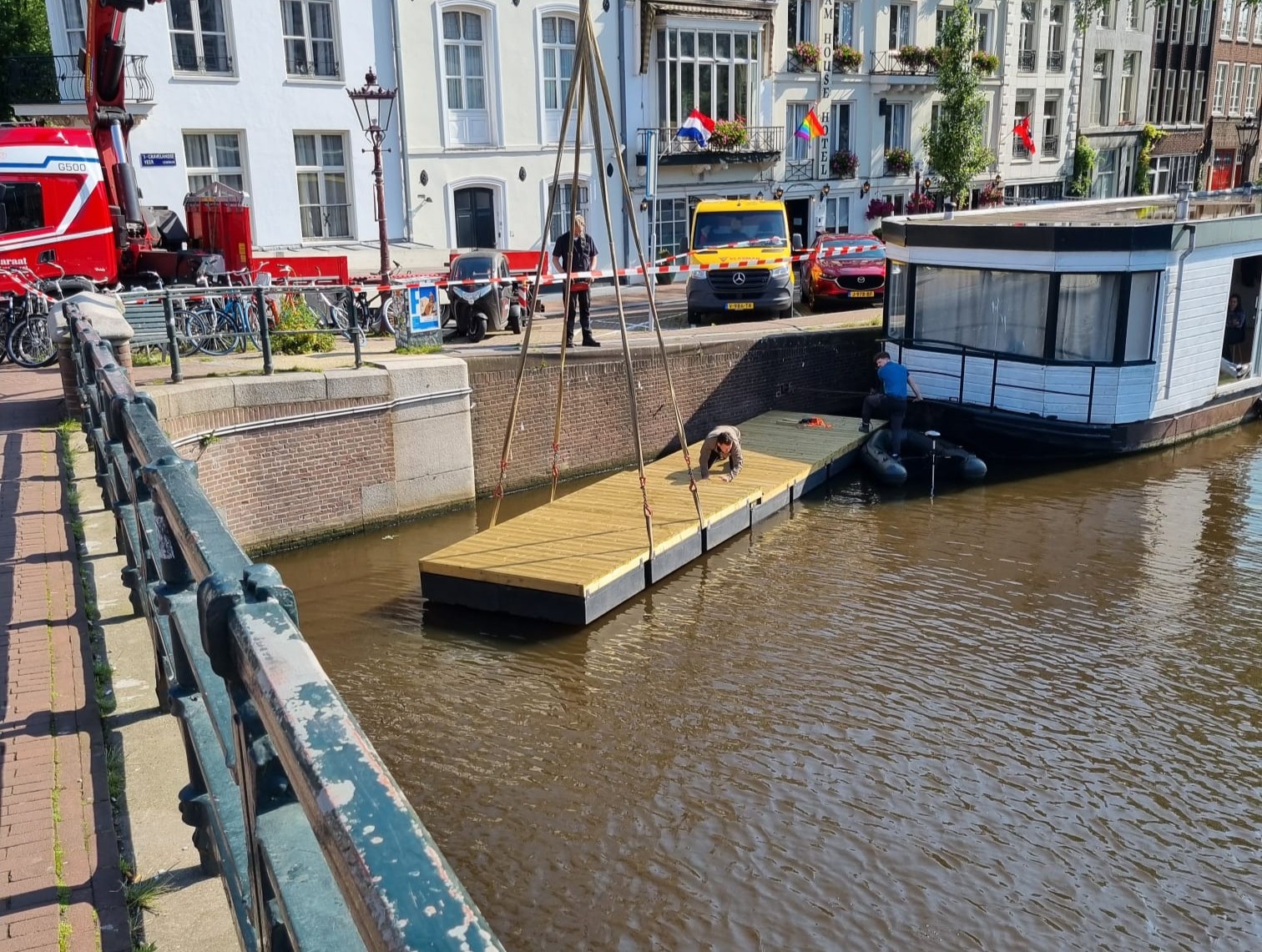 Drijvend terras voor woonboot It Floats