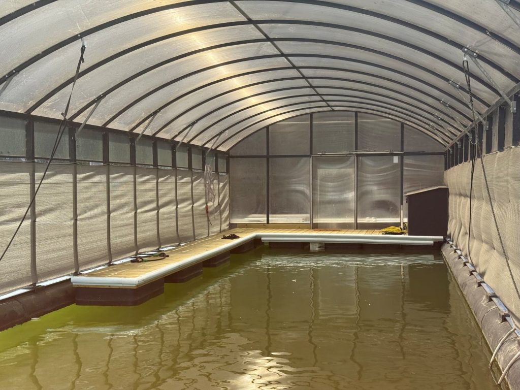 L steiger met fenders in drijvend boothuis