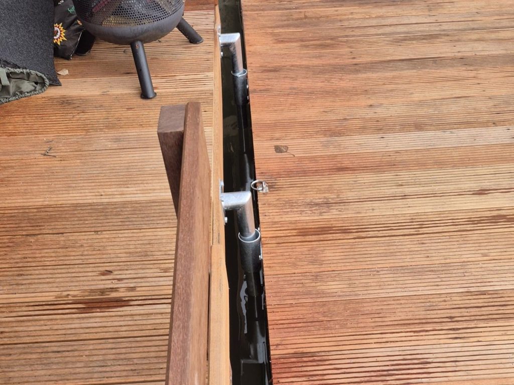 Buisbeugel verankering aan woonboot