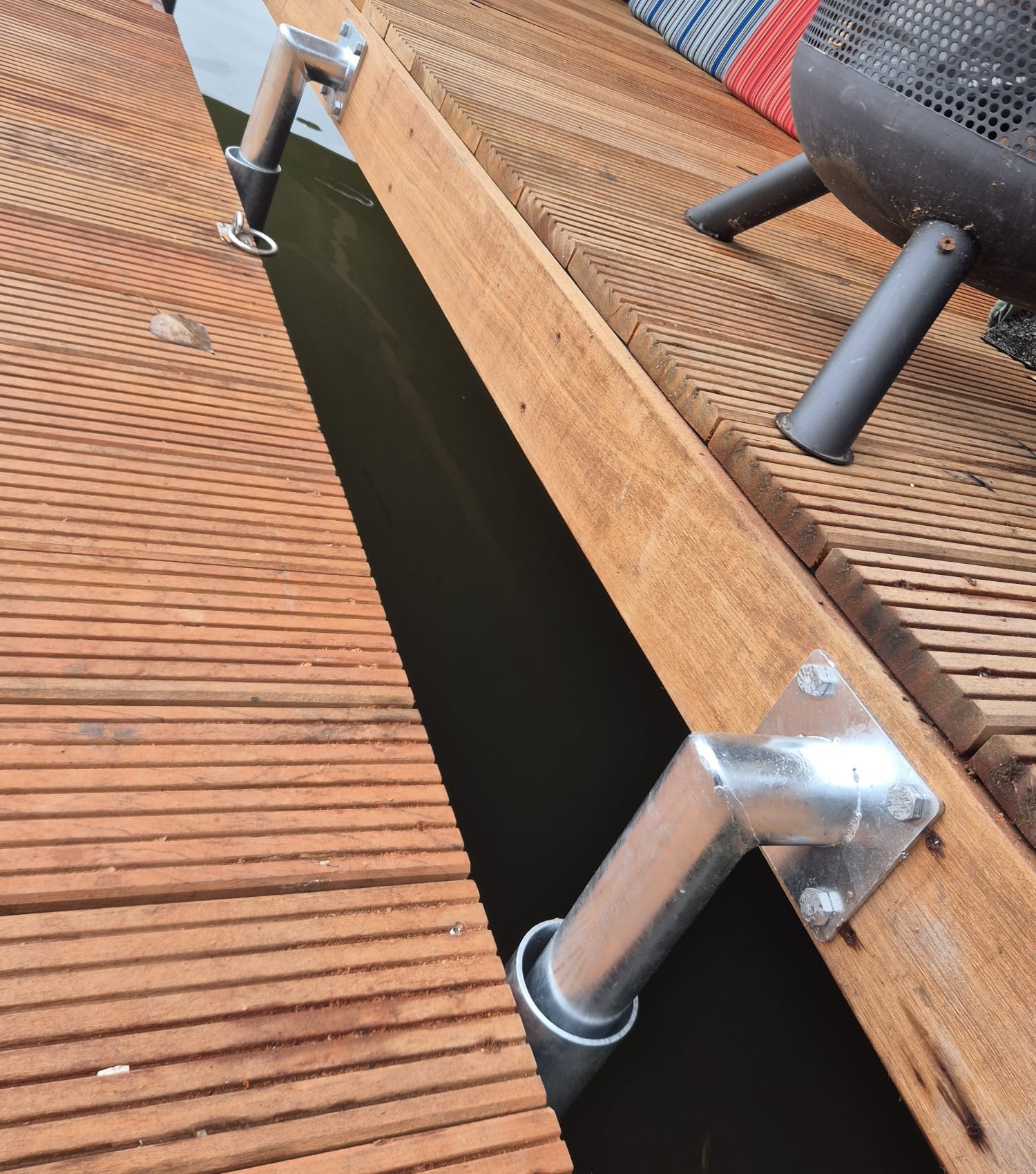 buisverankering aan kade of woonboot buisverankering aan kade of woonboot